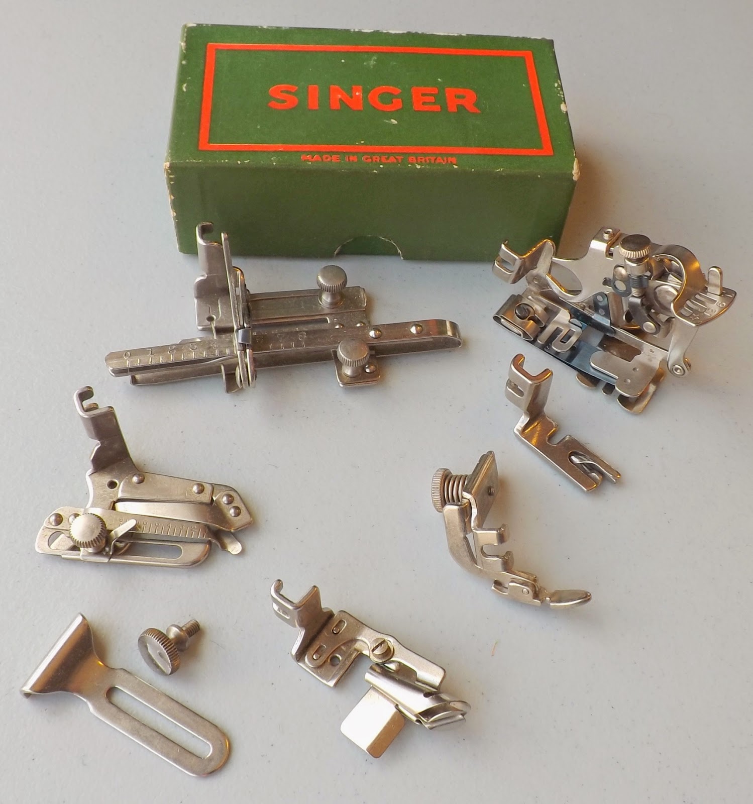 ANTIQUE and VINTAGE SEWING MACHINES WANTING a NEW HOMES!! Singer