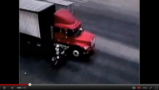 videos de camiones trailer arrolla mujer policia en moto