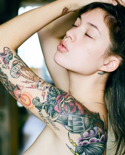 Inovador e fresco da tatuagem para a menina braço