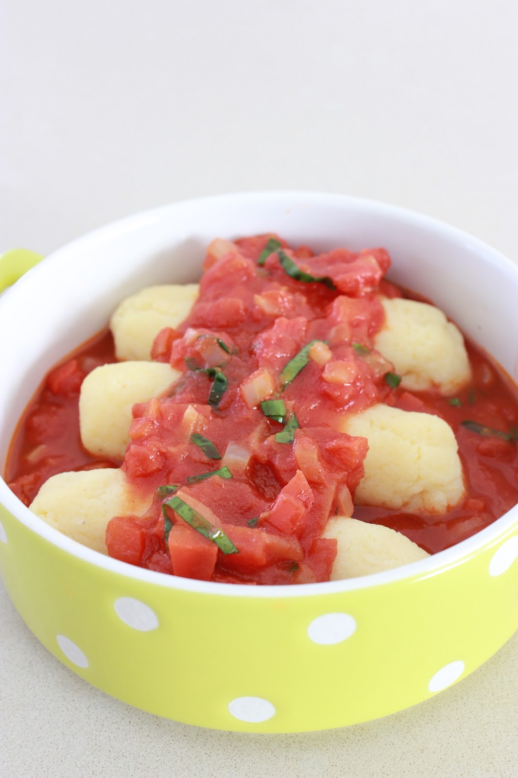 Quenelles de semoule, sauce tomate poivron et ail des ours