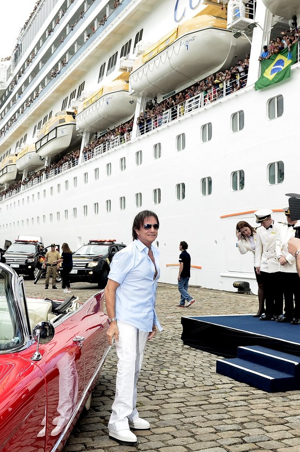Roberto Carlos chega de carrão para embarcar em cruzeiro
