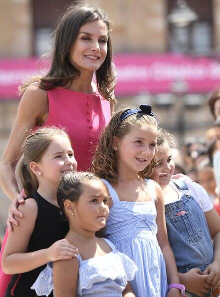 Queen Letizia wore a fuchsia-pink bespoke dress by Carolina Herrera and the Queen wore Coolook Sila earrings.