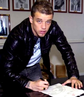Andrés D'Alessandro Foto de Andrés D'Alessandro firmando un documento