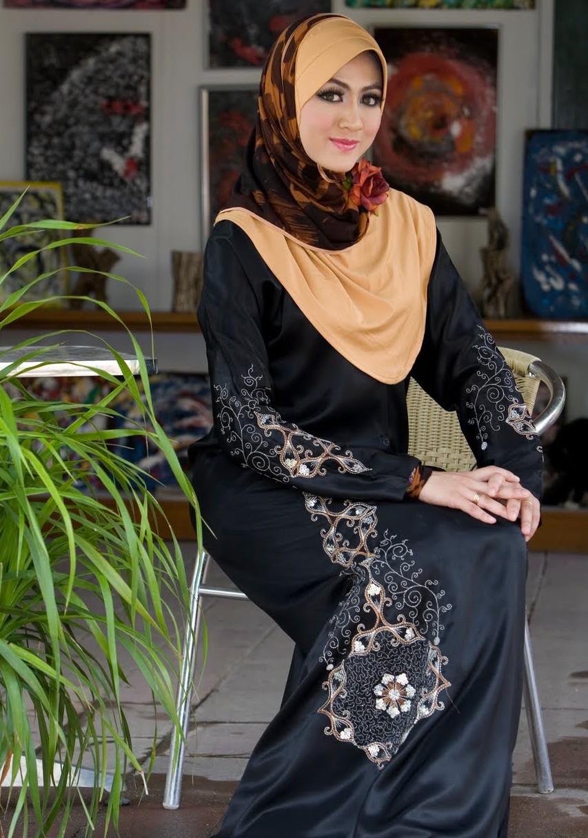 Kewtified Stylish Abaya Collection For Women Summer 2012