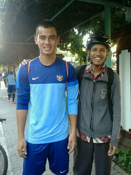 Aku dan kiper Timnas Indonesia U19 Ravi Murdianto di UNY