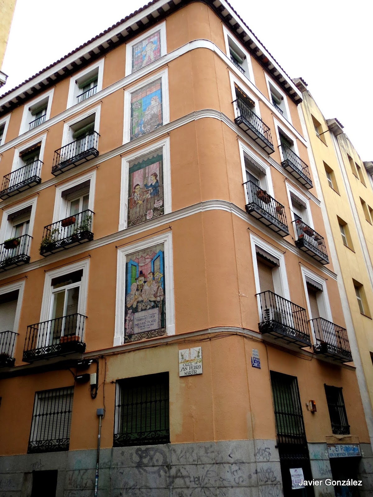 Cuadros en azulejos de Picasso. Lavapiés. Madrid #cityscapes