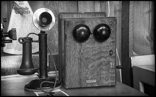 Енциклопедия на невъзможното: телефонът на Томас Едисон за връзка с духове Candlestick-phone