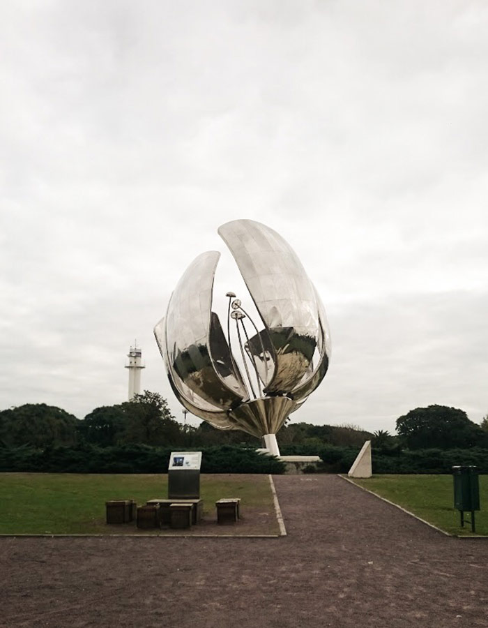 Floralis generica, a flor gigante de aço que Buenos Aires ganhou de presente