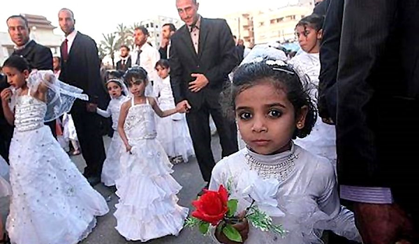 Cerca de mil niñas menores de edad se casaron en Irán . Cerca de mil niñas menores de edad se casaron en Irán .