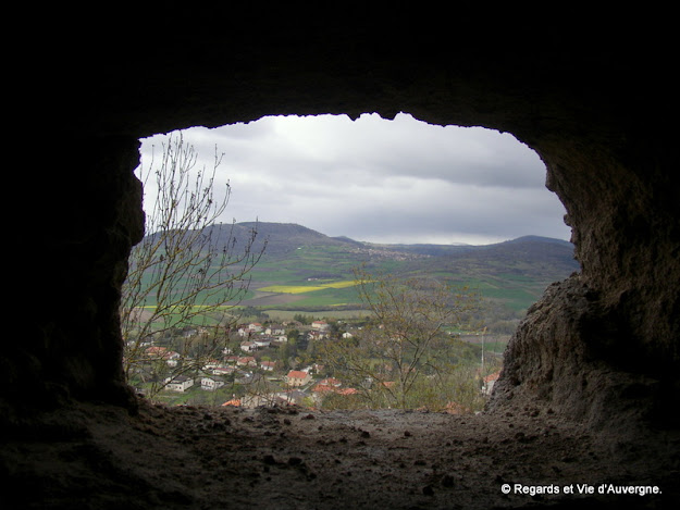 Habitations troglodytes de Monton, Auvergne.