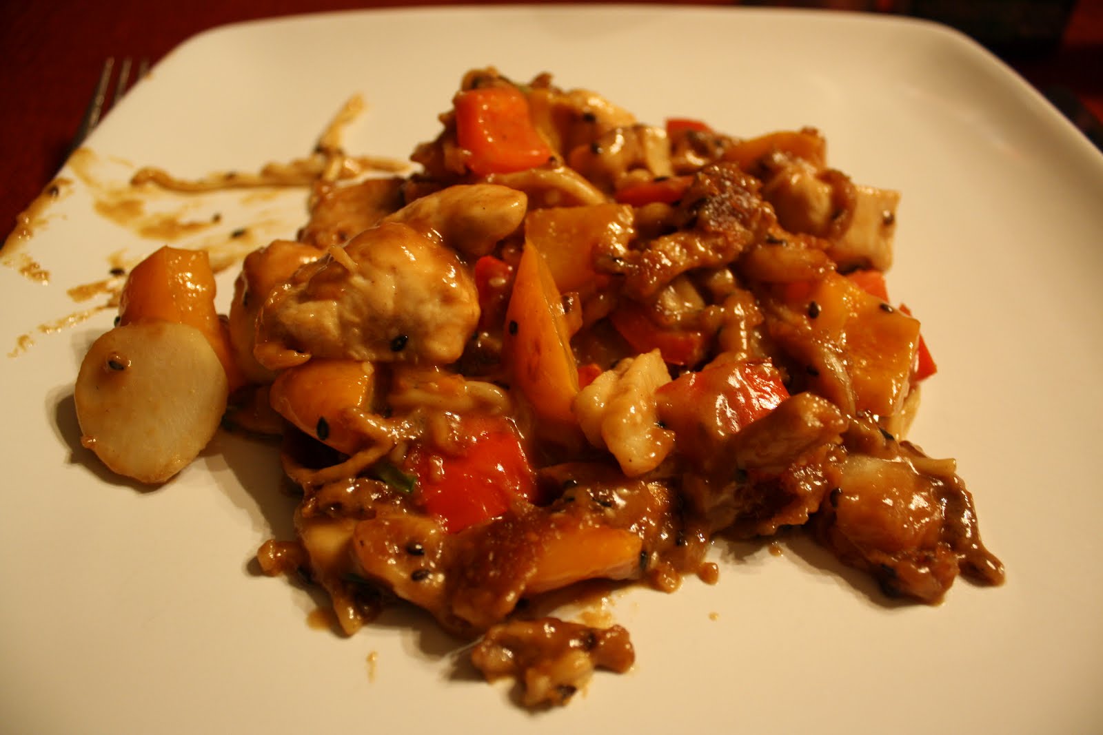 Nouilles udon au poulet et sauce arachides - Hop dans le wok
