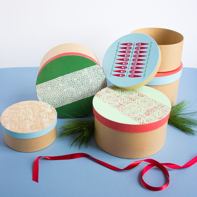 How to make stenciled Christmas gift boxes with Martha Stewart stencils #stencil #christmascraft #diychristmasgift #christmaswrapping #handmadegift How to make stenciled Christmas gift boxes with Martha Stewart stencils #stencil #christmascraft #diychristmasgift #christmaswrapping #handmadegift