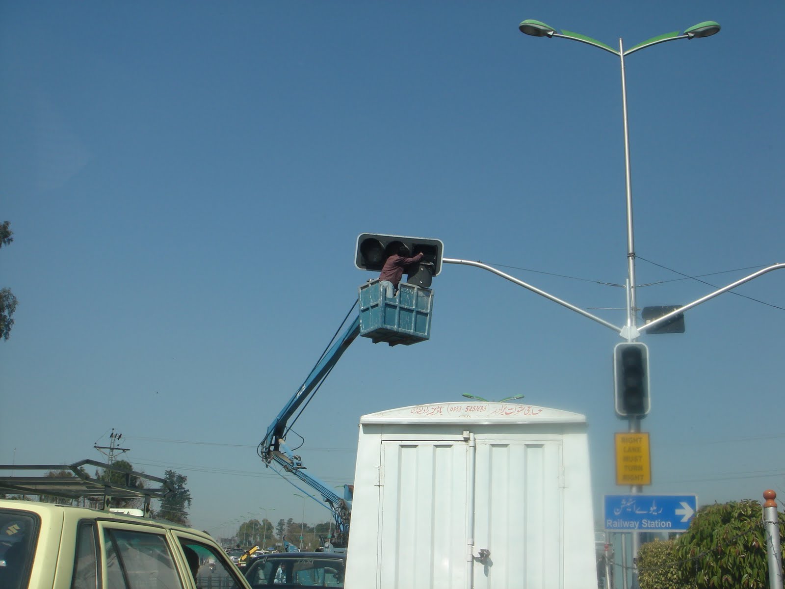 zulekha101 How to Change a Light bulb on a busy intersection