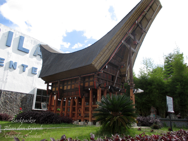 Replika Rumah Adat Tongkonan di Balige | Backpacker Alam ...