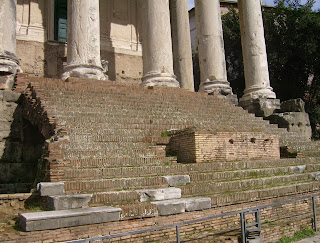 ναός του Αντωνίνου και της Φαουστίνας στην Αρχαία Αγορά της Ρώμης