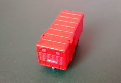 Miniatura de reboque de plástico vermelho com portas laterais que abrem e eixo de metal Tomica Tomy  - Japão Hino Trailer Van Panel  5,5cm de comprimento R$ 10,00