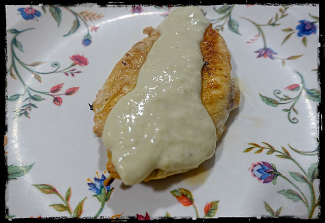 Pechugas de pollo a la plancha con salsa de queso