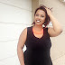Look Plus Size: Regata preta e jeans verde