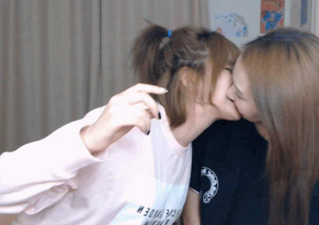 여자끼리 뽀뽀는 이정도는 되어야...(有)3