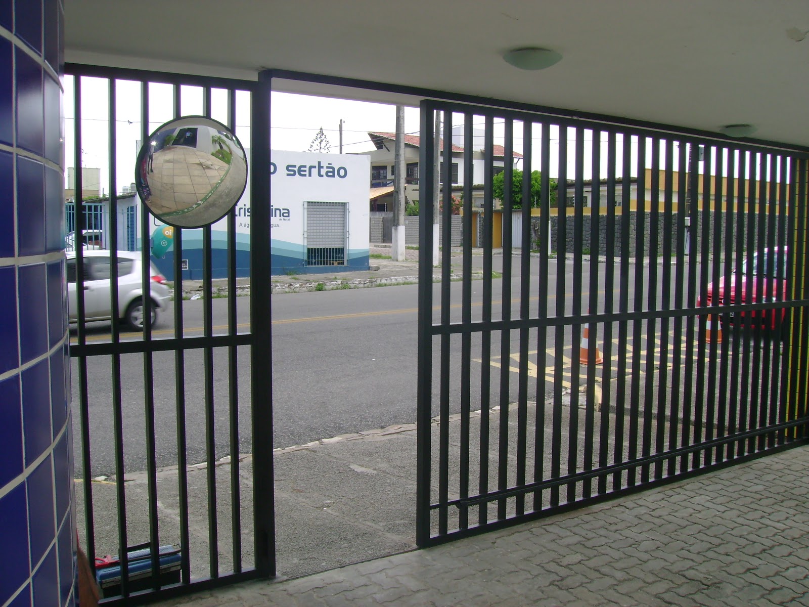 METALPLAST Esquadrias, Forros e Divisórias: Portão em Alumínio