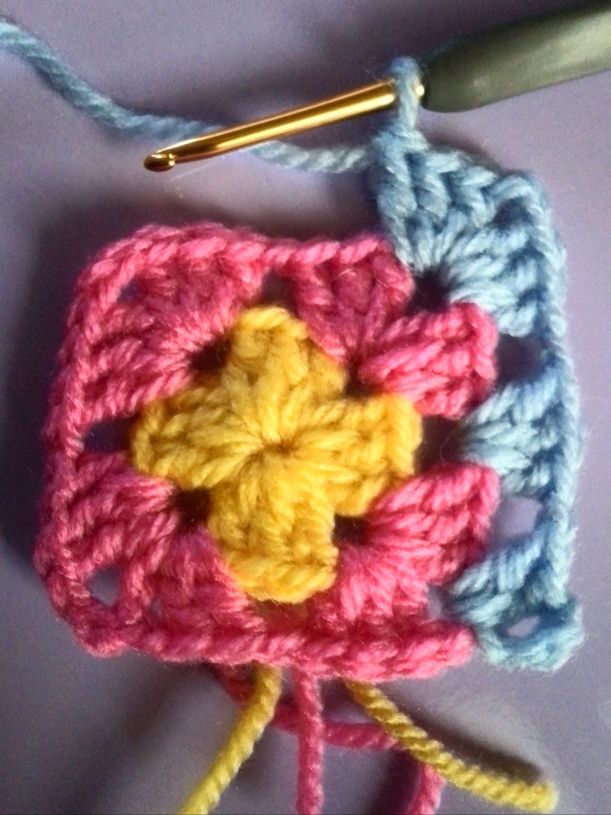 グラニースクエア 基本の四角モチーフ の編み方と編み図 Crochet And Me かぎ針編みの編み図と編み方