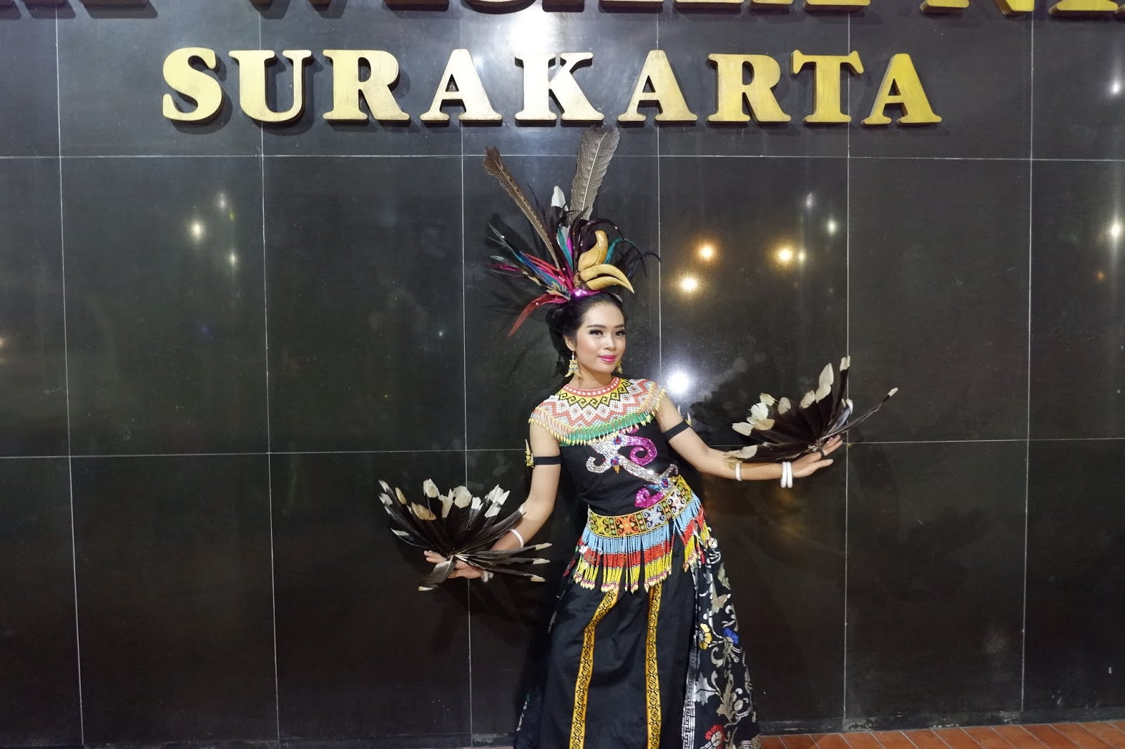 Sanggar Dewi Ratih KOSTUM TARI DAYAK KREASI