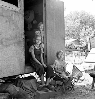 http://3.bp.blogspot.com/-KxblNMGHh6o/T5XP5ggaCPI/AAAAAAAACKY/0nwOX8dbPbE/s320/Dorothea+Lange+-+The+oldest+girl+seated+in+the+doorway+of+the+house+trailer+cares+for+the+family.+Yakima+Valley%252C+Washington%252C+1939.jpg