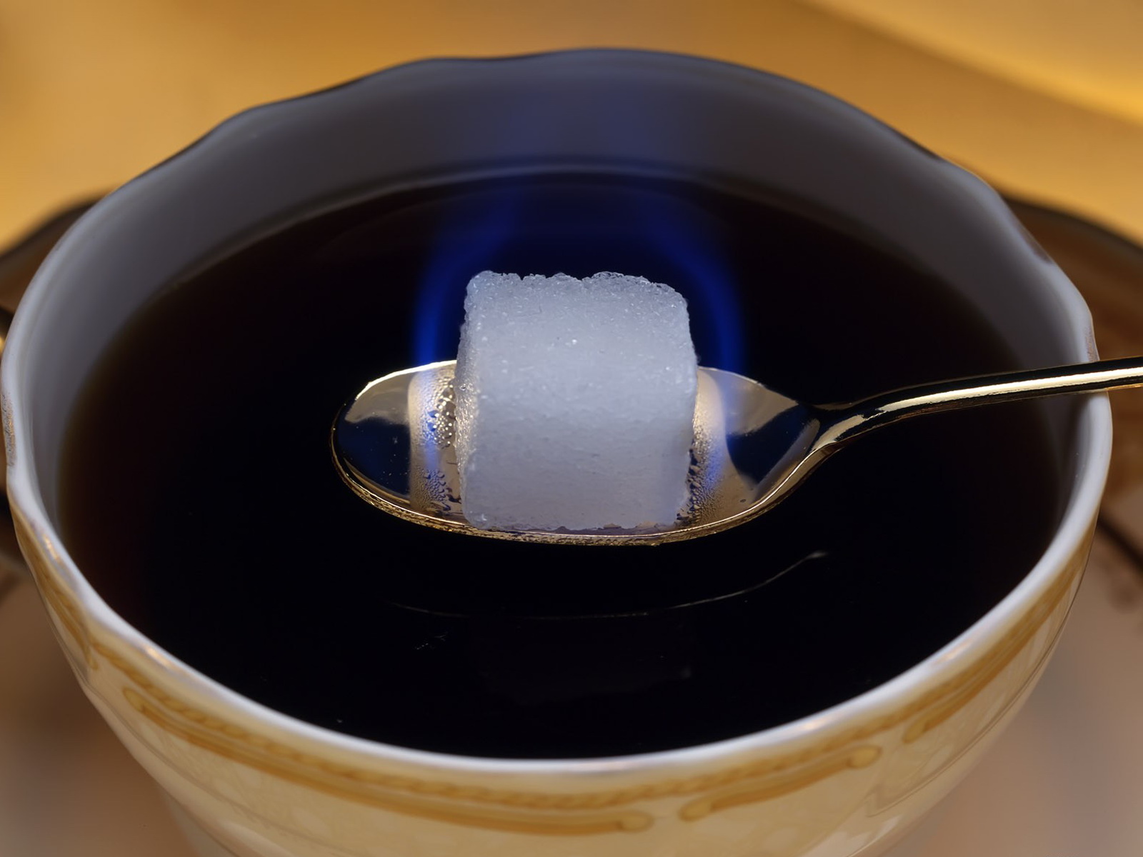 Столовая ложка сахара в кубиках. Чай с сахаром. В чай ложки сахара. Чай с кусочком сахара. Сахар в чашке.