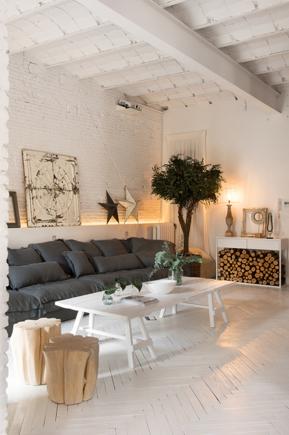 estilo nordico decoracion nordica industrial ladrillo visto ventanal interiorismo barcelona lino sofa gris