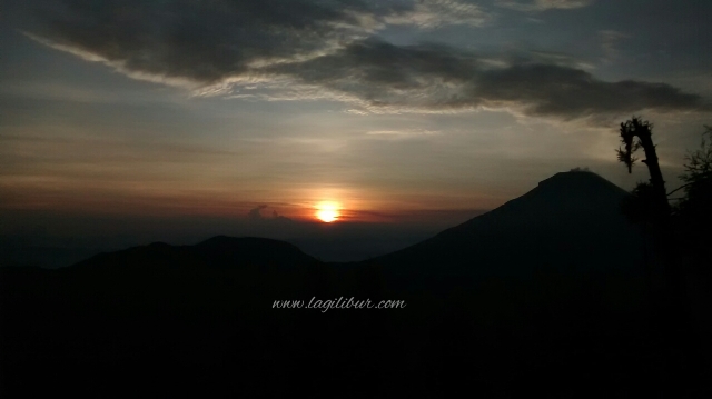 Golden Sunrise Sikunir Golden Sunrise Sikunir, Dieng Wonosobo Jawa Tengah