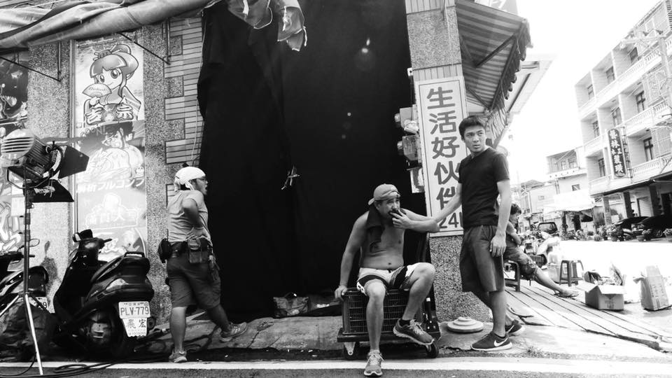《大佛普拉斯》巧妙地結合「白爛白目」與「黑色喜劇」。大多在中、南台灣取景拍攝。