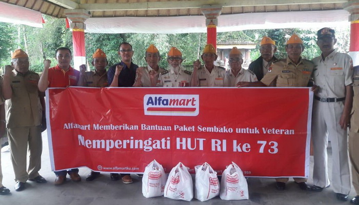 Alfamart Berikan Tali Asih ke Puluhan Veteran di Bangli