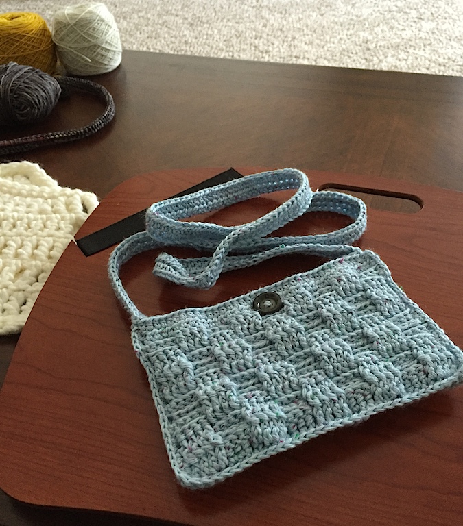 Illuminate Crochet: Hot Off the Hook: Basketweave Crossbody Bag