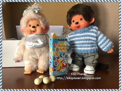 Dégustation de Chocoball à la crème pâtissière en compagnie d'Angie et Bubbles ! kiki monchhichi japanese snacks, japan cosmos, chocoballs, candy, bonbons japonais