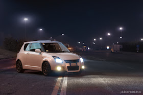 Suzuki Swift IV. Znany japoński hatchback, z napędem na przód. Świstak. Zdjęcia samochodów w nocy.