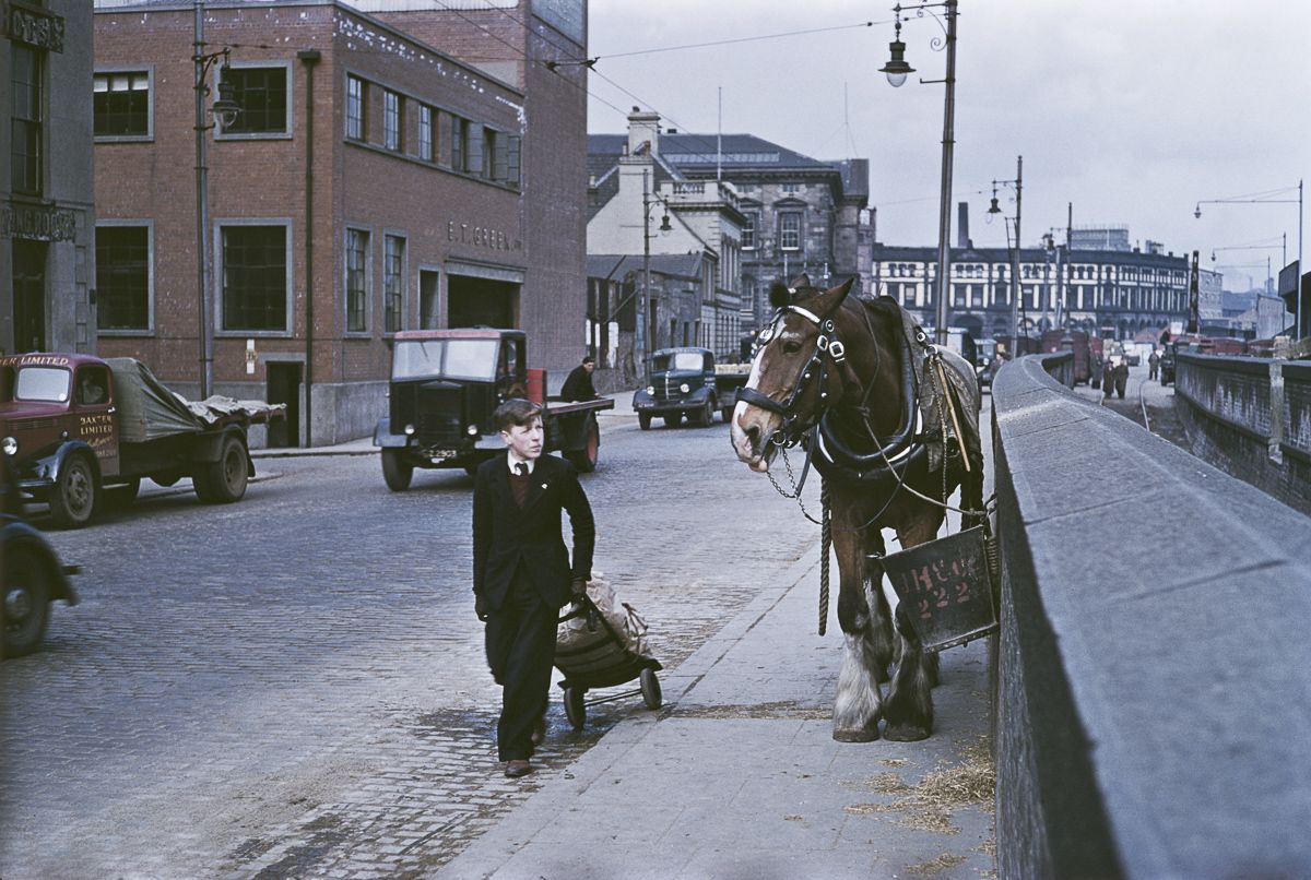 26 Wonderful Color Photographs Captured Everyday Life in Belfast in
