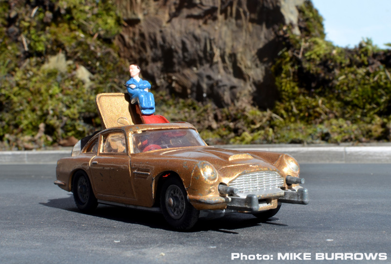 MOONBASE CENTRAL: LICENCE TO PLAY - 007 AND THE CORGI 261 ASTON MARTIN MOONBASE CENTRAL: LICENCE TO PLAY - 007 AND THE CORGI 261 ASTON MARTIN