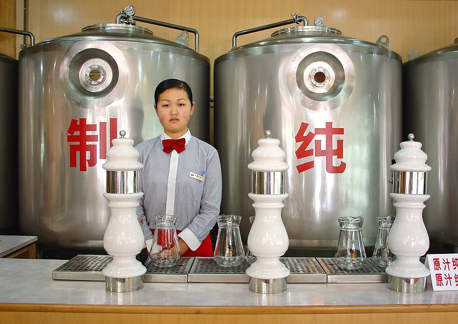 'bier frau' • qingdao, china    © marc montebello all rights reserved