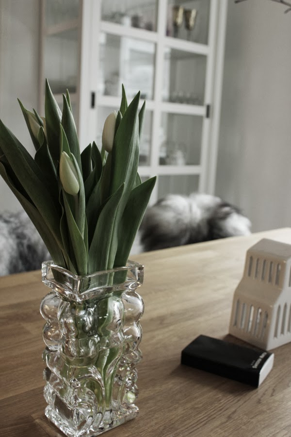 tulpaner, vita blommor, matbord, kähler ljuslykta