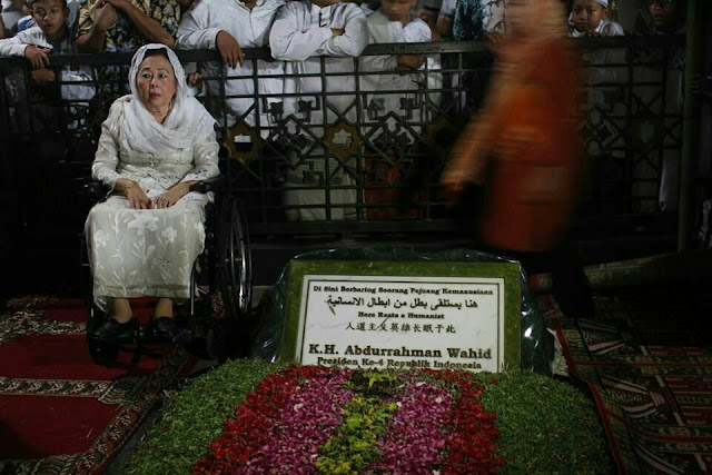 Ibu Sinta Nuriyah Berpose di Samping Makam Gus Dur - Prasasti Makam Gus Dur Resmi Dibuka untuk Publik Ibu Sinta Nuriyah Berpose di Samping Makam Gus Dur - Prasasti Makam Gus Dur Resmi Dibuka untuk Publik