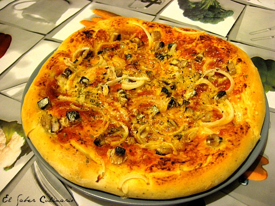 pizza-casera-ajo-finas-hierbas-sardinas-ahumadas-queso-manchego