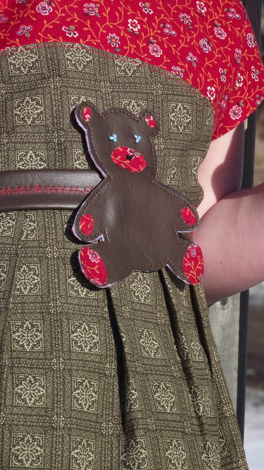 http://fabuloushomesewn.blogspot.ca/2014/04/faux-leather-belt-tutorial-and-free.html
