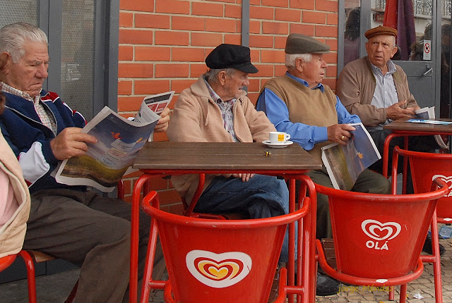 Veteranos observan la actualidad de Olhao en un café de su plaza de abastos