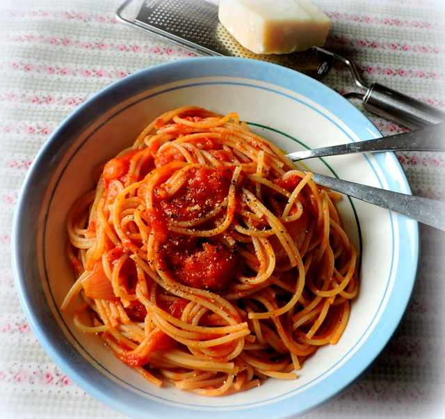 The English Kitchen Tomato Sauce with Butter and Onion