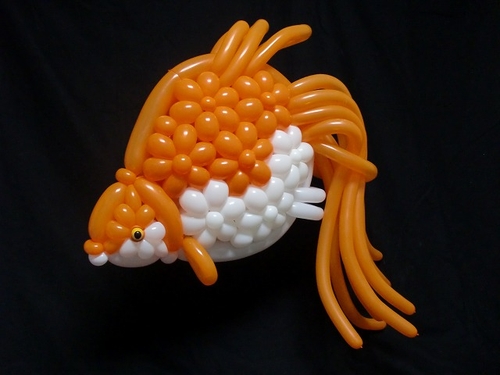 11-Goldfish-Masayoshi-Matsumoto-isopresso-3D-Balloon-Sculptures-Animals-Insects-and-Human-www-designstack-co