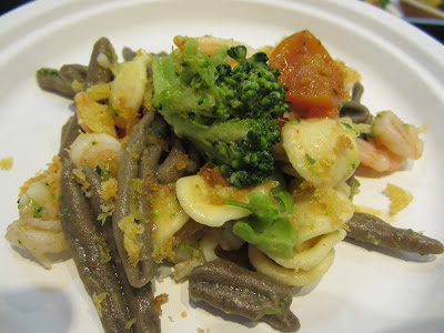 pasta maritata con broccoli , gamberi e mollica fritta.