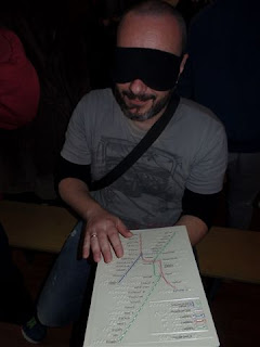 Ο Βασίλης Μαντζοράκης με μάσκα διαβάζει ανάγλυφο χάρτη του μετρό