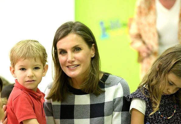 Queen Letizia wore Hugo Boss Floriza gingham wool blend knit top and Boss cotton trouser, Magrit pumps