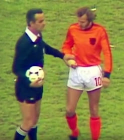 Sergio Gonella with the Dutch player Rene van der Kerkhof and the offending plaster cast