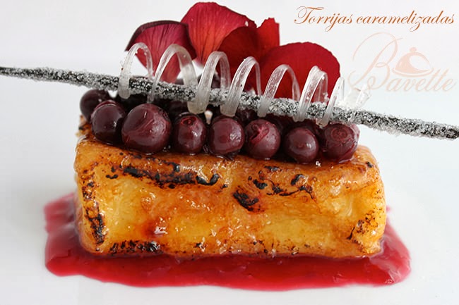 Torrija caramelizada con frutos rojos